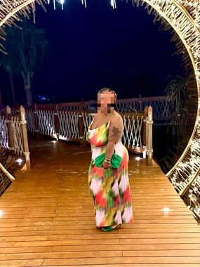 PrettyLittleThing Multicolor Pleated Maxi Dress with Red and Green Accents